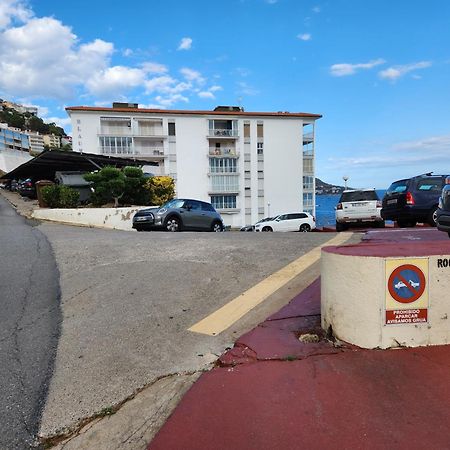 Les Pieds Dans L'Eau, La Tete Dans Les Nuages, Roses Apartment Luaran gambar