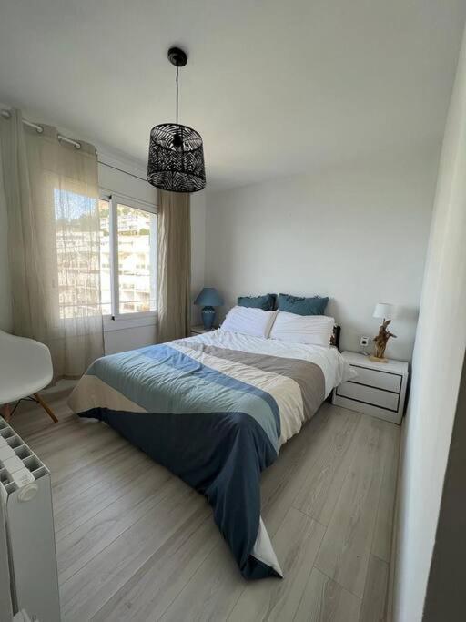 Les Pieds Dans L'Eau, La Tete Dans Les Nuages, Roses Apartment Luaran gambar