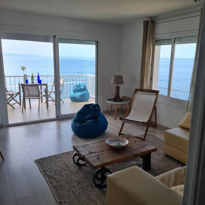 Les Pieds Dans L'Eau, La Tete Dans Les Nuages, Roses Apartment Luaran gambar
