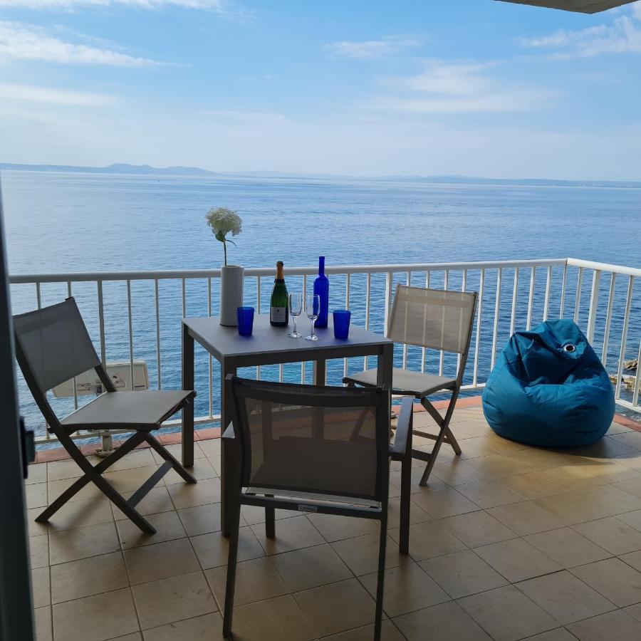 Les Pieds Dans L'Eau, La Tete Dans Les Nuages, Roses Apartment Luaran gambar