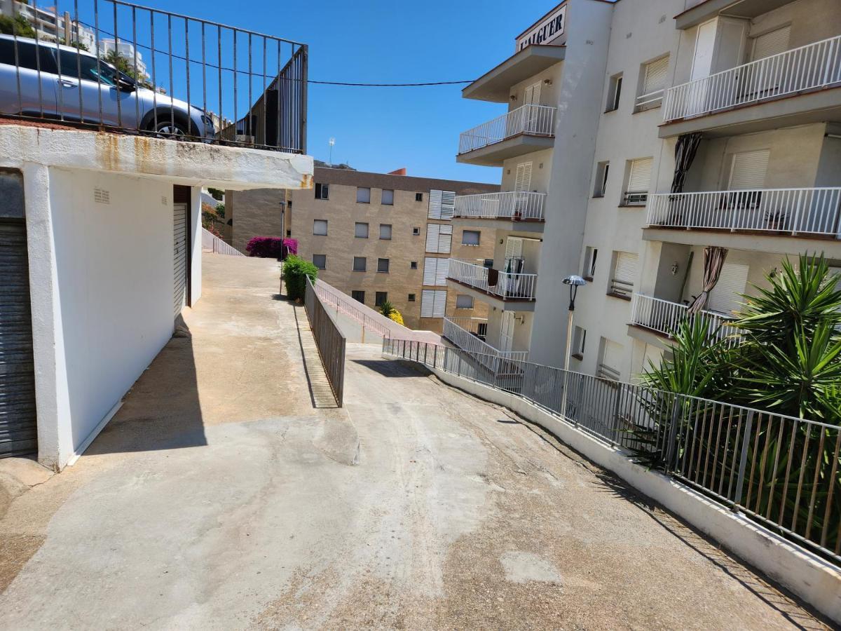 Les Pieds Dans L'Eau, La Tete Dans Les Nuages, Roses Apartment Luaran gambar